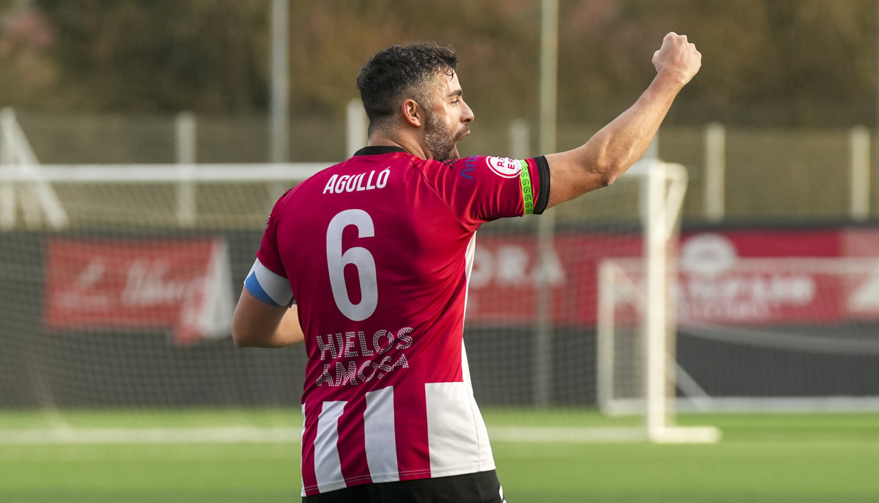 Agulló celebra su primer gol de la tarde