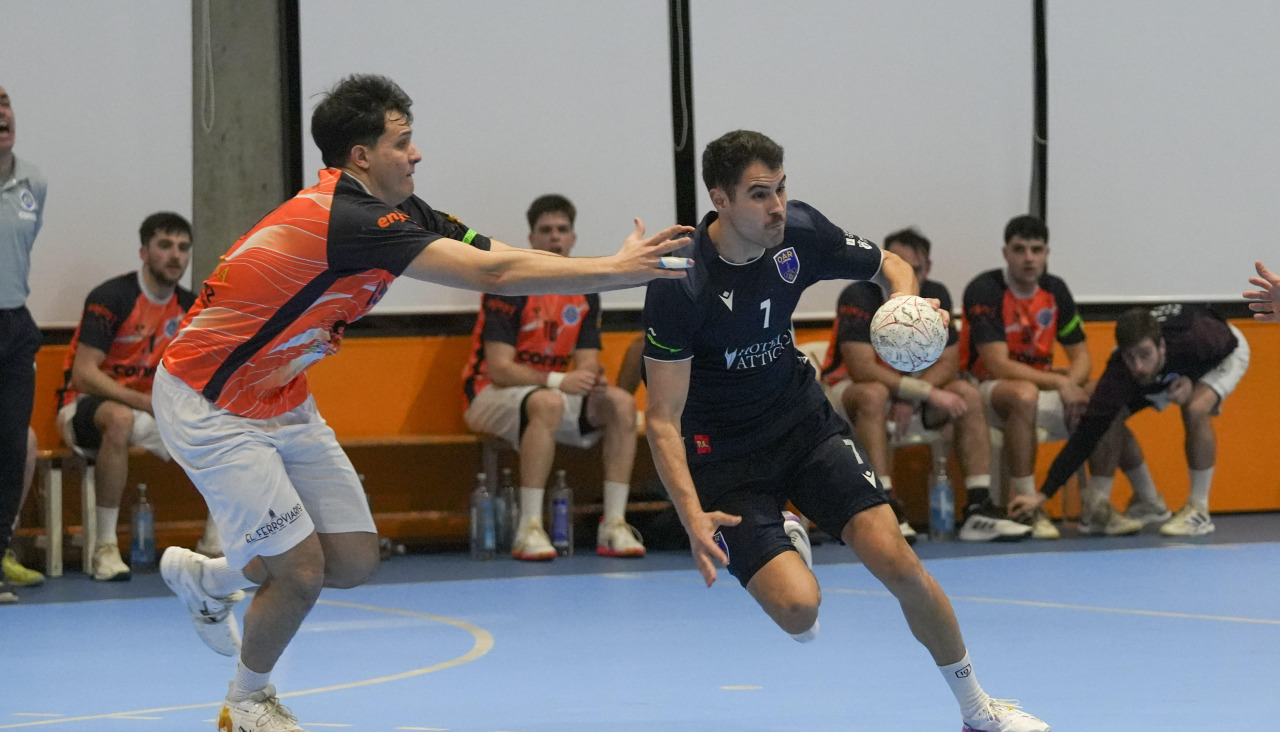 Álex Chan trata de escapar de la defensa de Oviedo