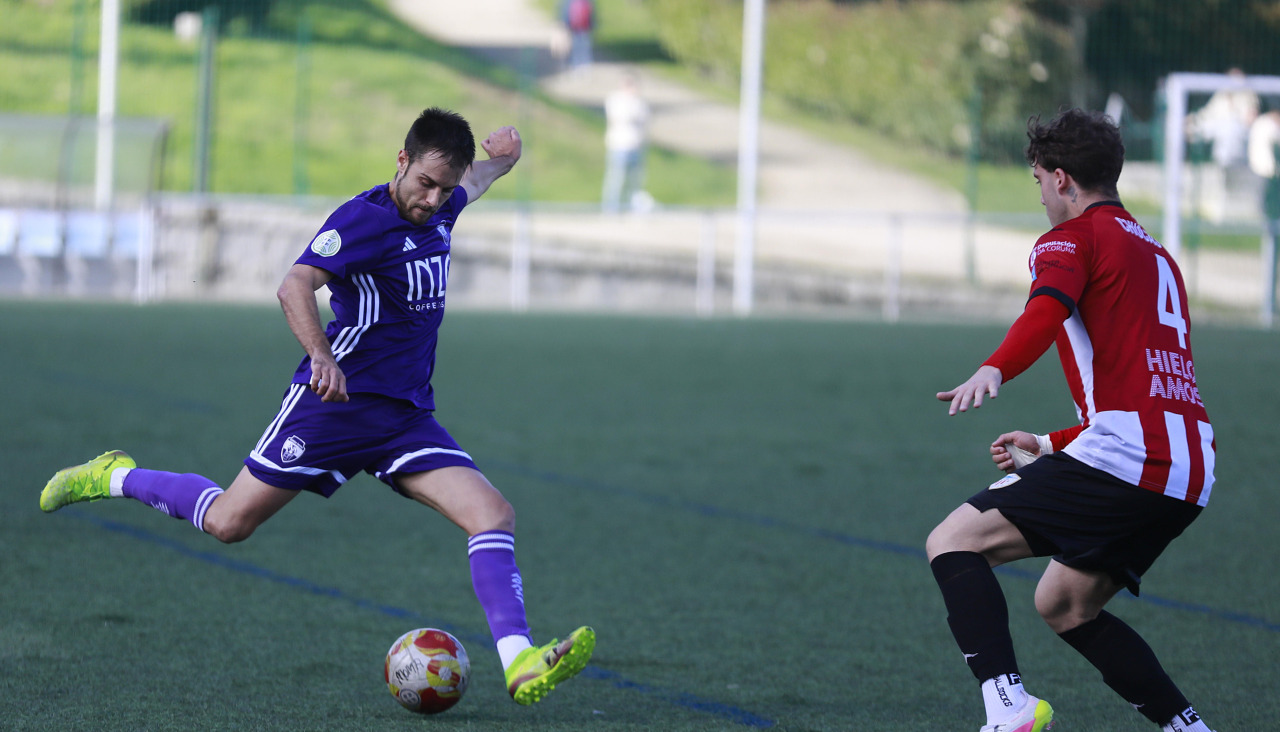 Iago López, central del Montañeros, se prepara para golpear el balón en un partido de esta temporada
