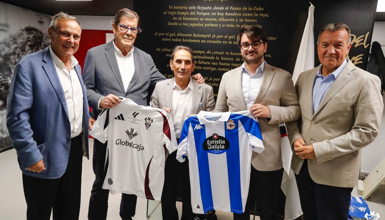 La visita del Dépor a Albacete del pasado curso, el 27 de septiembre de 2024, coincidió con el 81 cumpleaños de Juanito (c) y ambos clubes le regalaron una camiseta