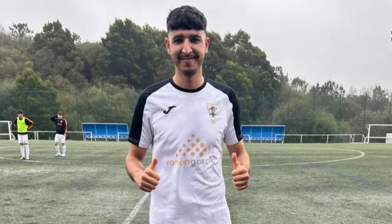 Hicham Ouali posa con la camiseta del Visantoña