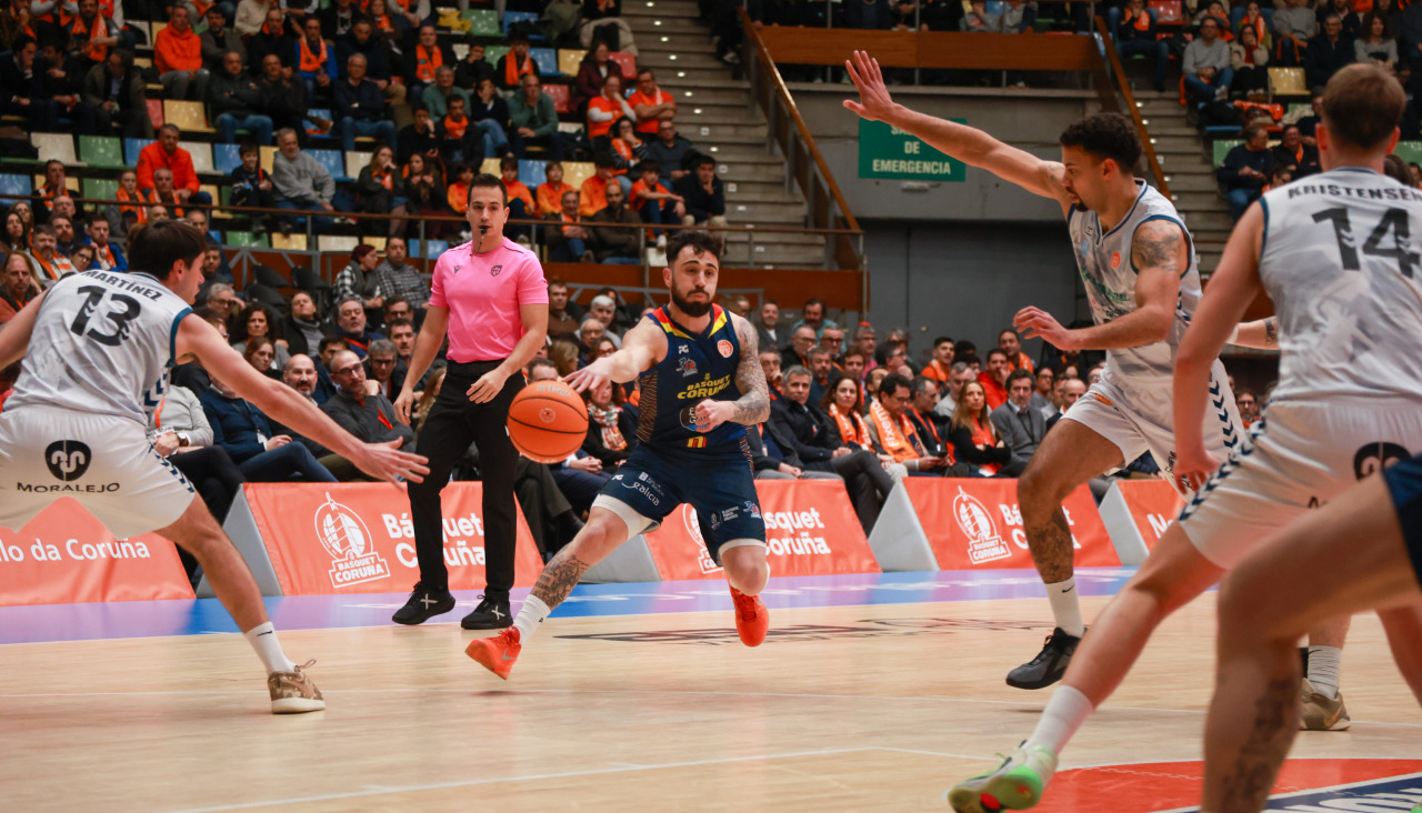 Pase picado de Diídac Cuevas en el partido ante el Zamora