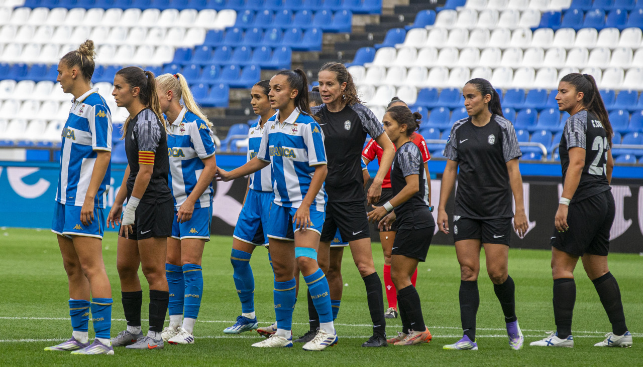 Lance de juego en el encuentro entre Deportivo y Badalona correspondiente a la jornada 1 de Liga F