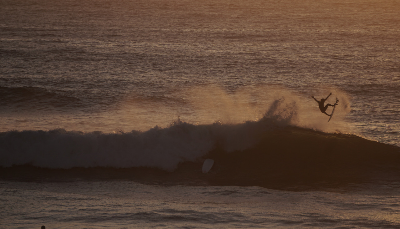 Surfista sobre una ola en A Coruña