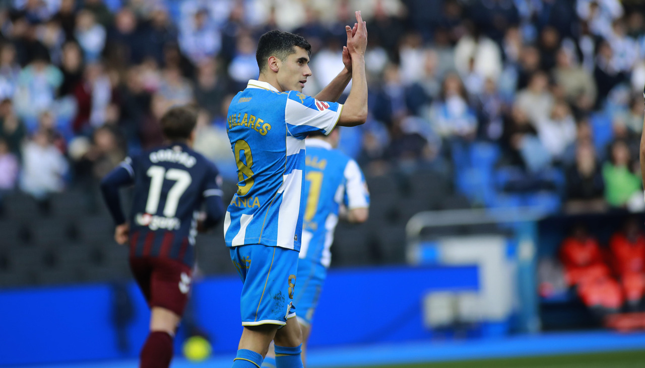 Villares aplaude durante el partido del Dépor ante el Eibar