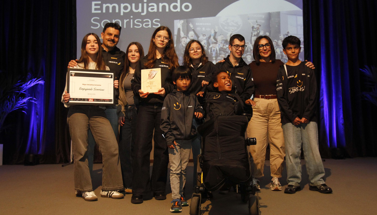 Los miembros de Empujando Sonrisas recogen el premio a la Iniciativa Inclusiva en los Premios DXT al Talento Base