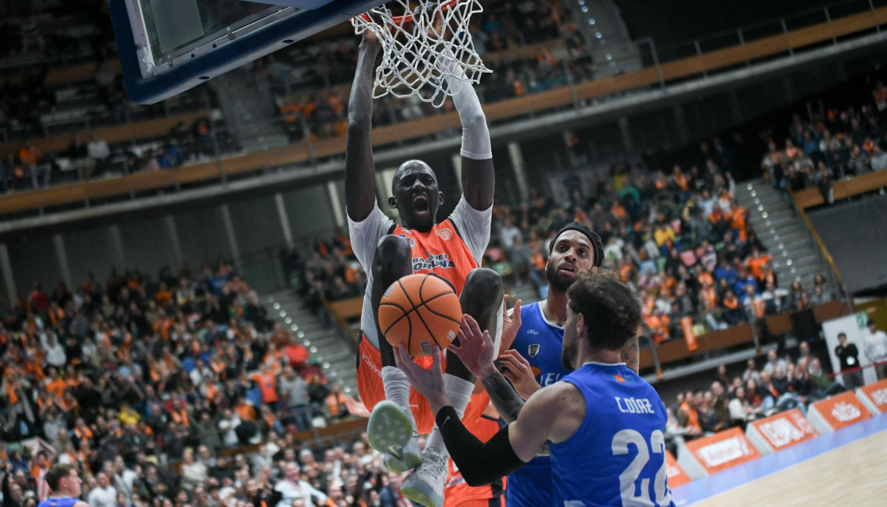 Mate de Ilimane Diop en el partido ante el Melilla en el Coliseum