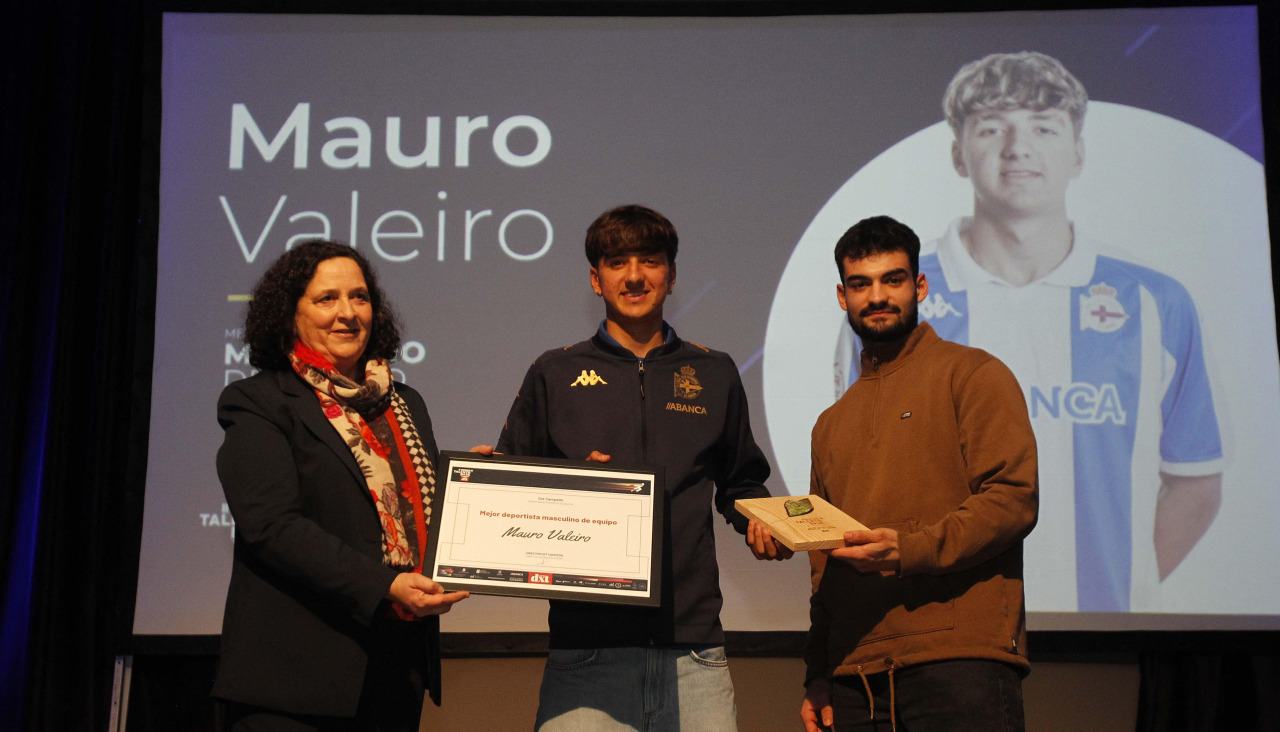 Mauro Valeiro, rodeado por Belén Docampo, delegada territorial de la Xunta de Galicia en A Coruña, y Bruno Saavedra, jugador del Liceo