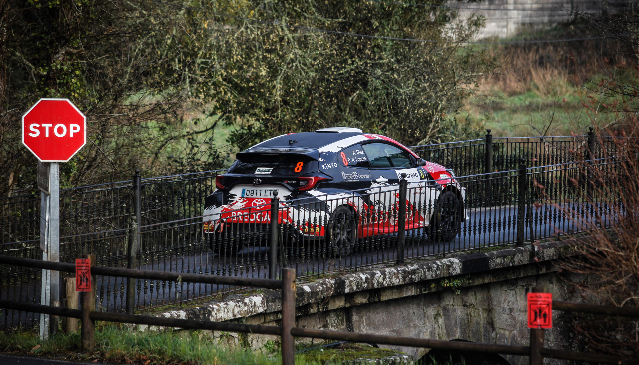 Uno de los corredores cruzando el puente de Aranga
