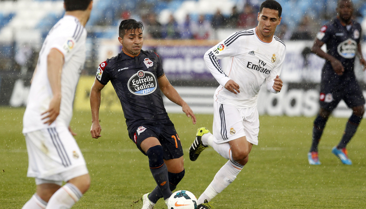 Bryan Rabello golpea la pelota ante Omar Mascarell en el Castilla-Deportivo (0-2) del 5 de abril de 2014, a día de hoy último partido y última victoria del Deportivo en campo de un filial en Segunda
