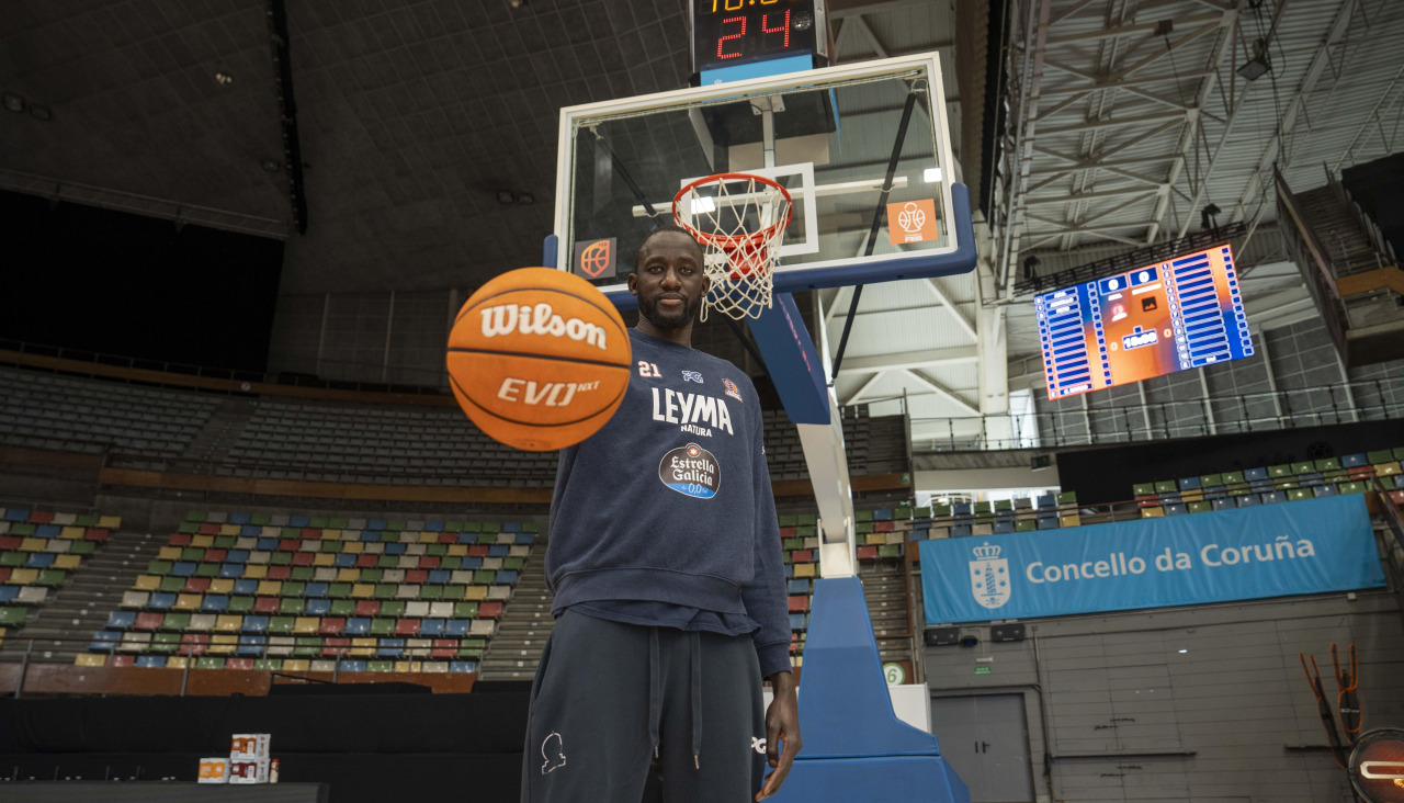 Ilimane Diop posa para DXT Campeón en el Coliseum