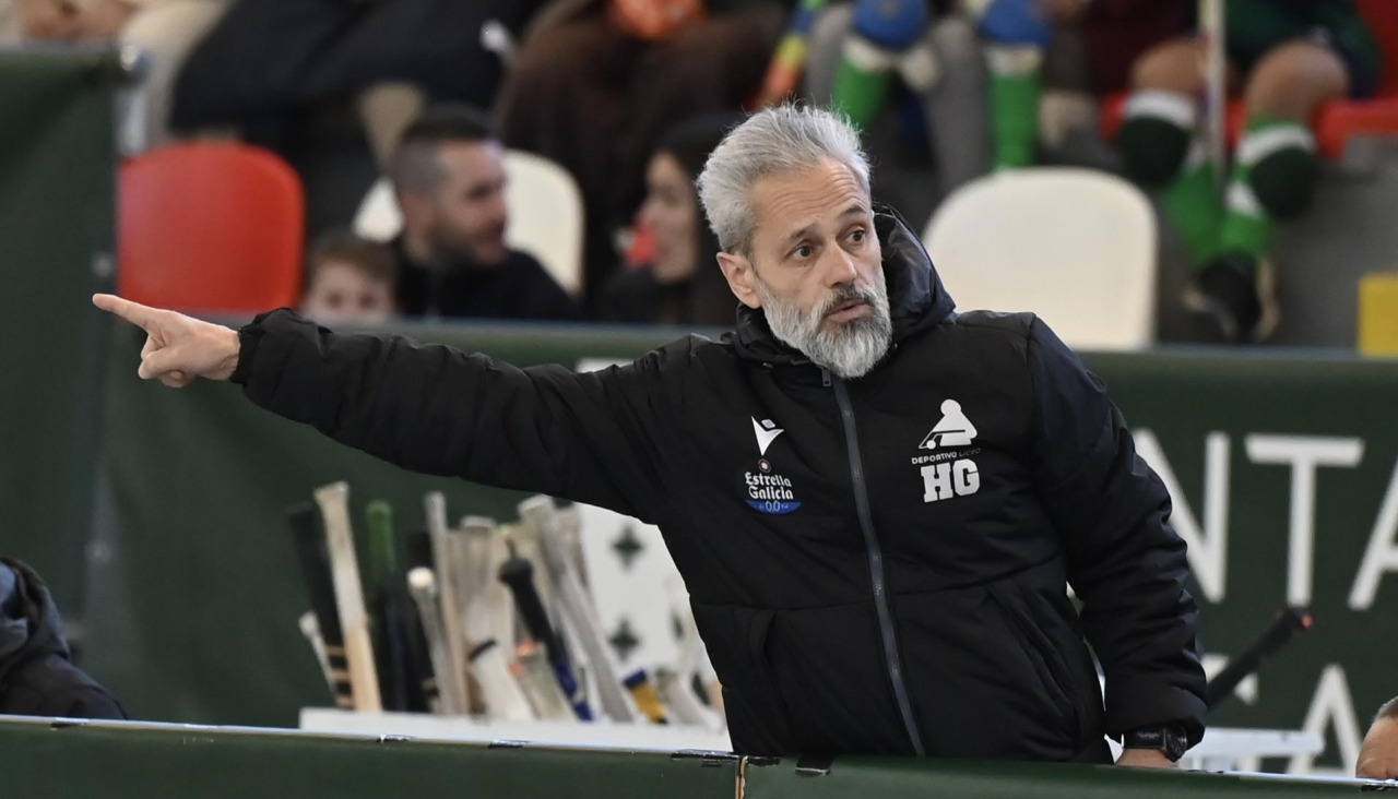 Juan Copa da indicaciones durante el Liceo-Igualada