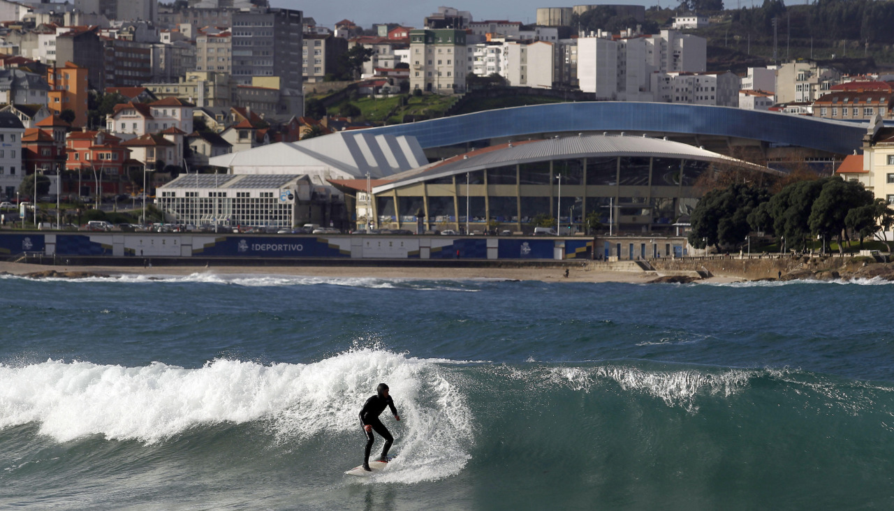 Surf en el Orzán un día de alerta naranja
