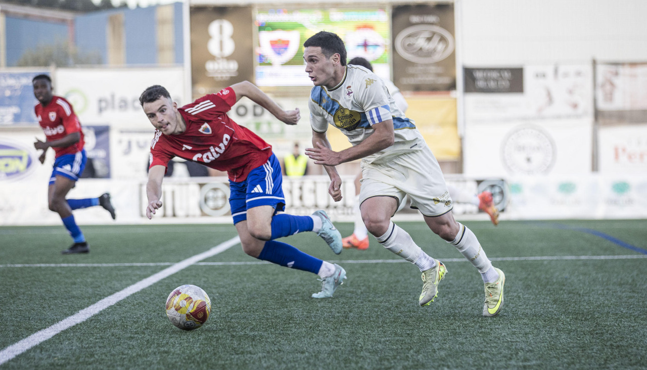 Mario Nájera conduce el esférico en el encuentro entre Bergantiños y Fabril