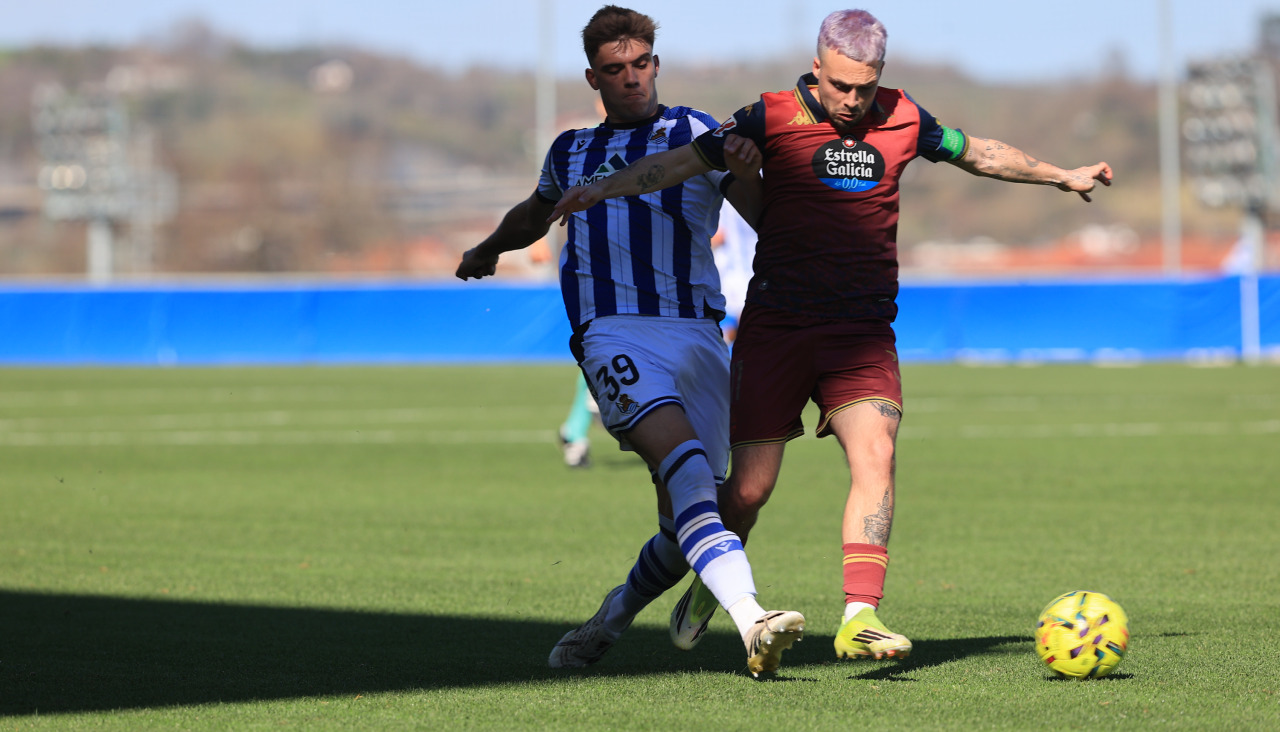 Mella protege el balón ante Ayo durante el duelo ante la Real Sociedad B en Zubieta