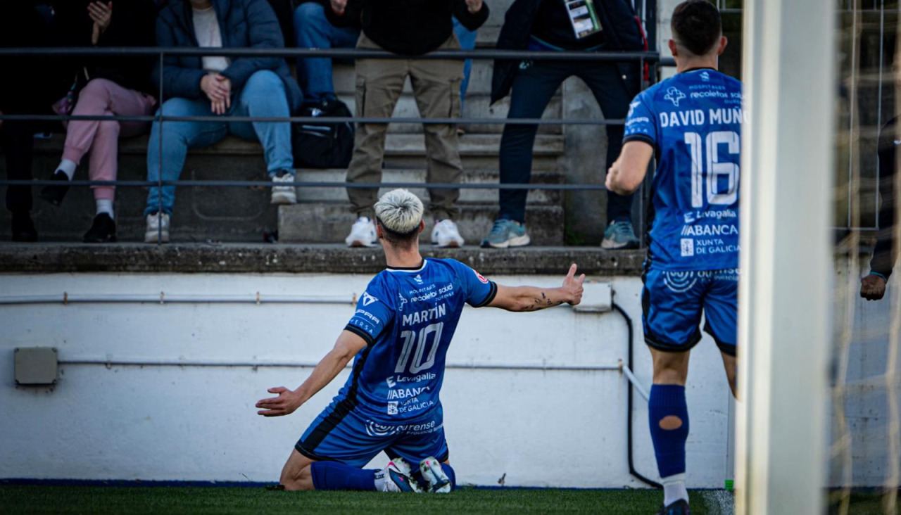 Martín Ochoa celebra su gol ante el Arenteiro