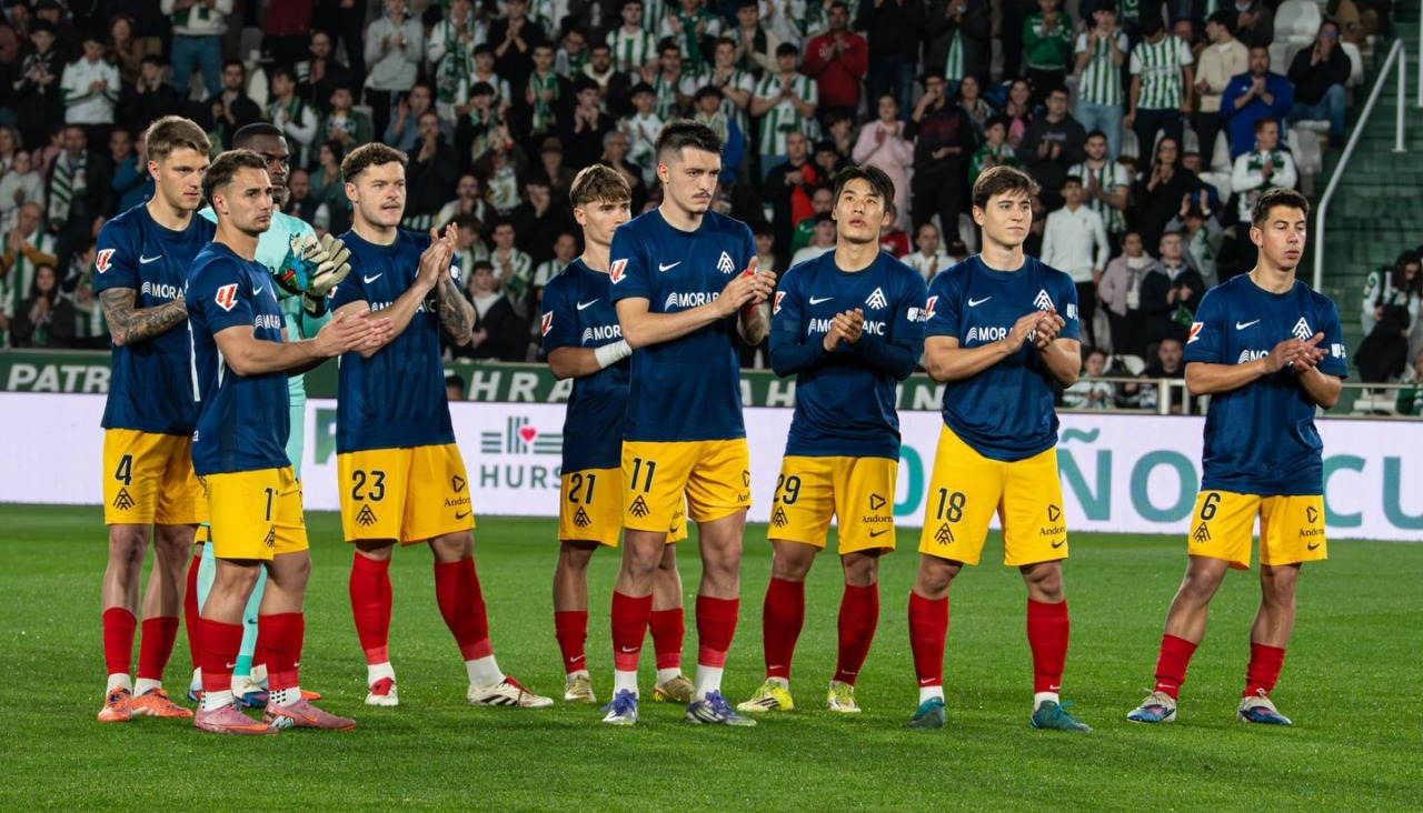 Jugadores del Andorra festejan el triunfo logrado en Córdoba el pasado lunes