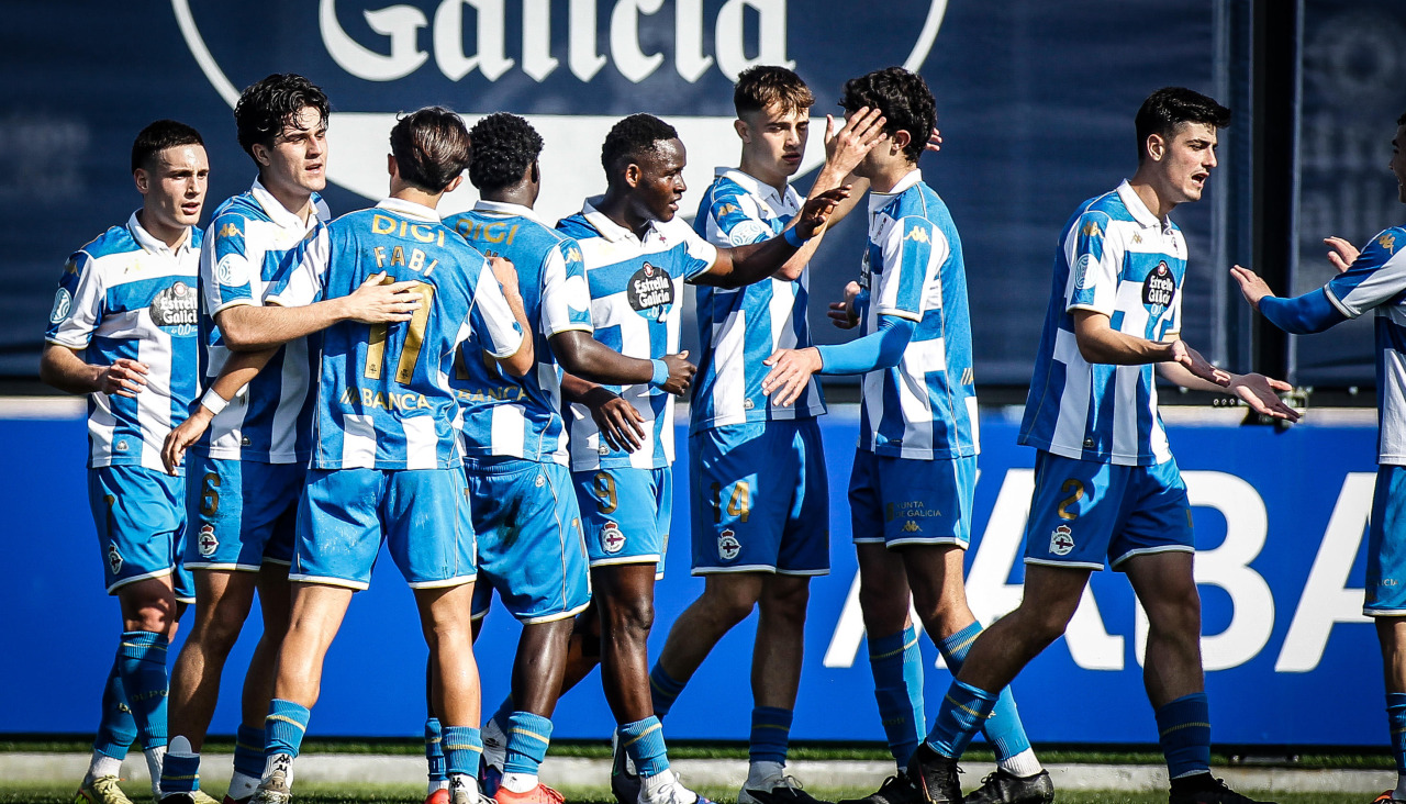 Jugadores del Fabril celebran uno de los goles ante el Numancia