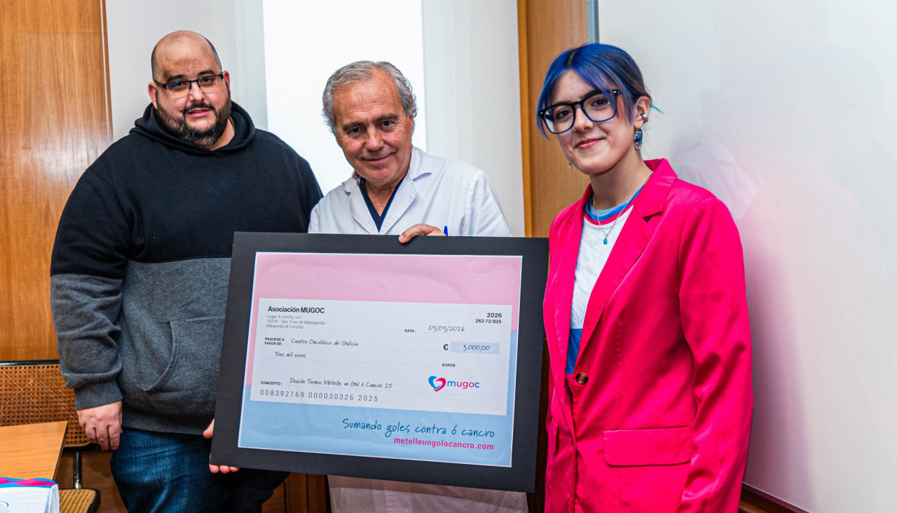 De izquierda a derecha; el secretario de MUGOC, Jose Núñez, el Doctor Alfonso Mariño y Aira Sánchez, en el momento de entrega de los 3.000 euros al Centro Oncológico de Galicia