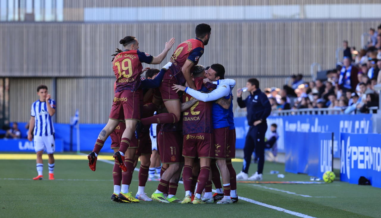 Los jugadores del Deportivo celebrando uno de los goles ante la Real B
