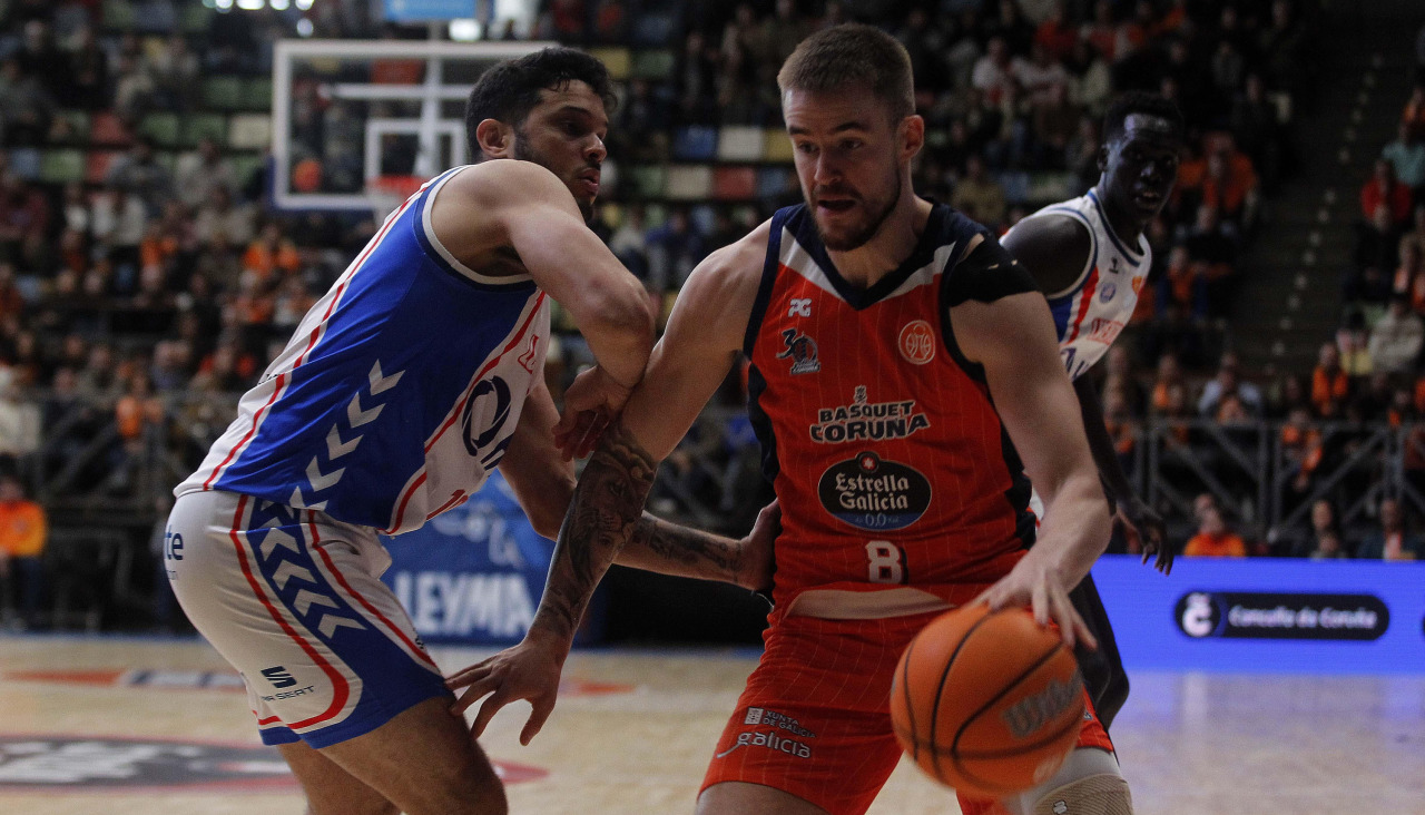 Acción de Dino Radoncic en el partido contra el Alicante