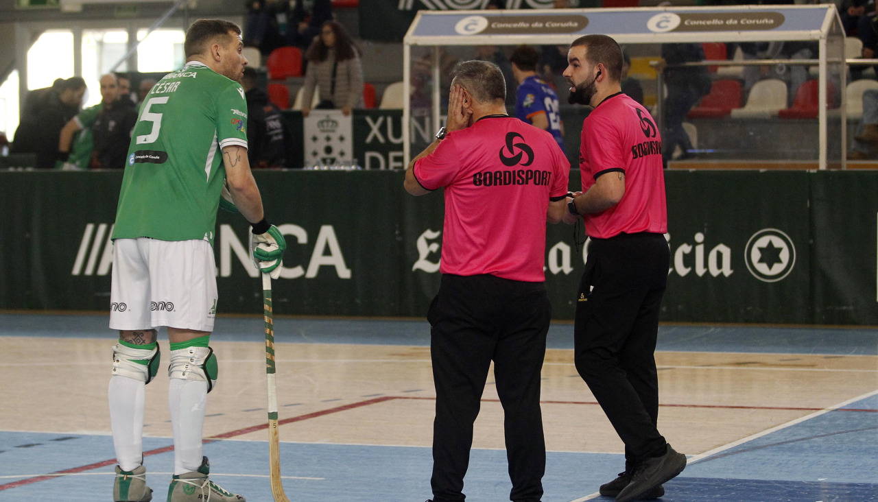 César Carballeira habla con los árbitros en un partido del Liceo de esta temporada