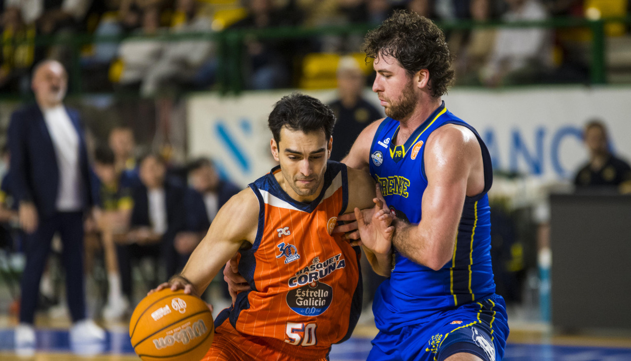 Jacobo Díaz ataca a Sean McDonnell en el derbi en el Paco Paz