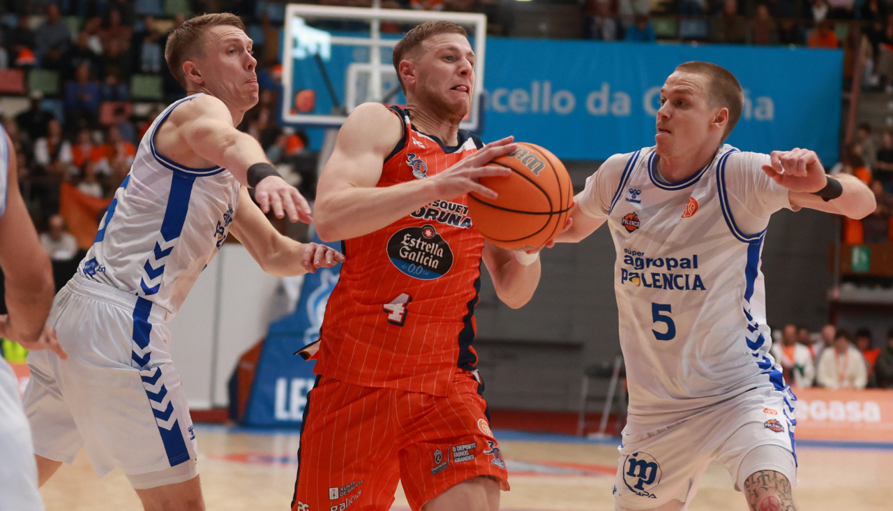 Paul Jorgensen ataca la canasta en el duelo en el Coliseum contra el Palencia