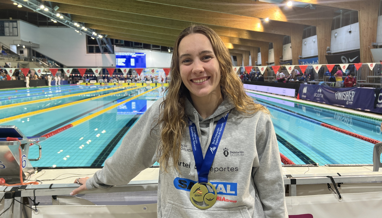 Paula Otero, del CN Arteixo, con la medalla de oro