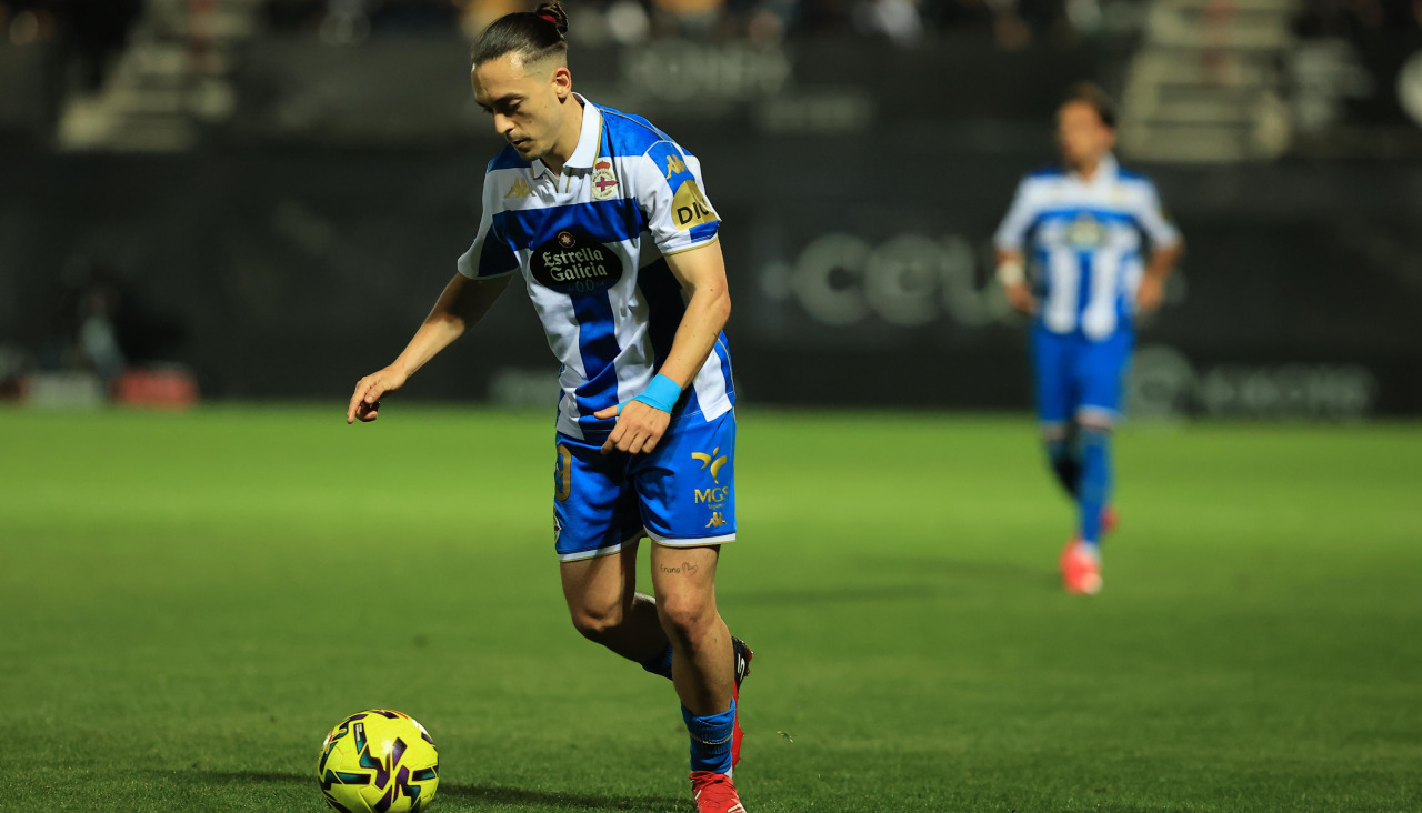 Luismi Cruz golpea el balón desde banda izquierda en el partido contra el Ceuta