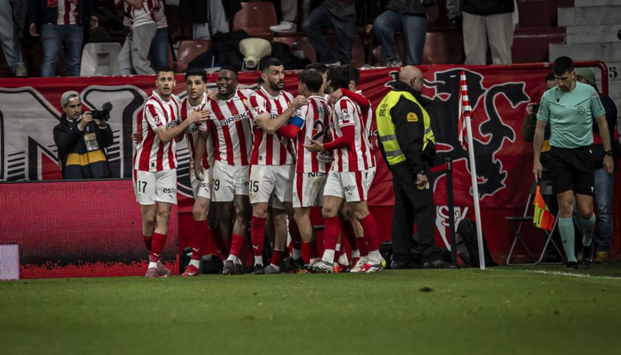 Los jugadores del Sporting festejan una diana ante el Castellón