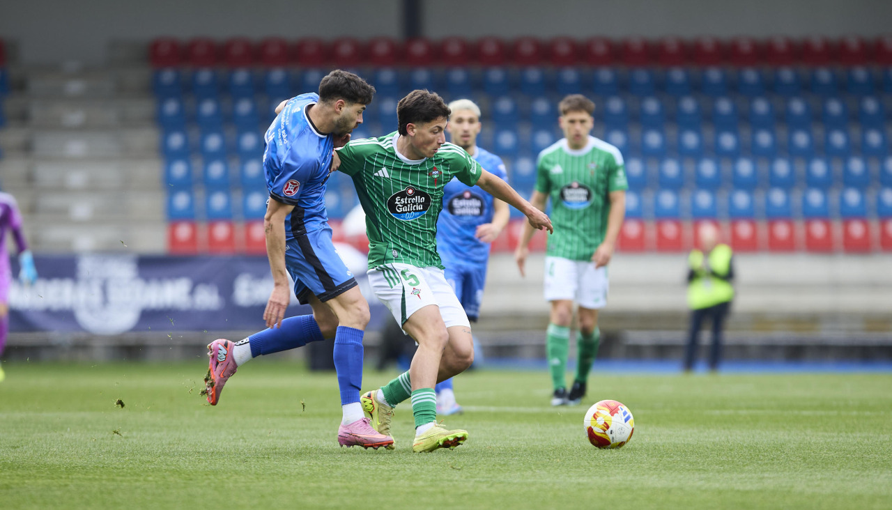 Jairo Noriega, durante una acción en el partido ante el Ourense