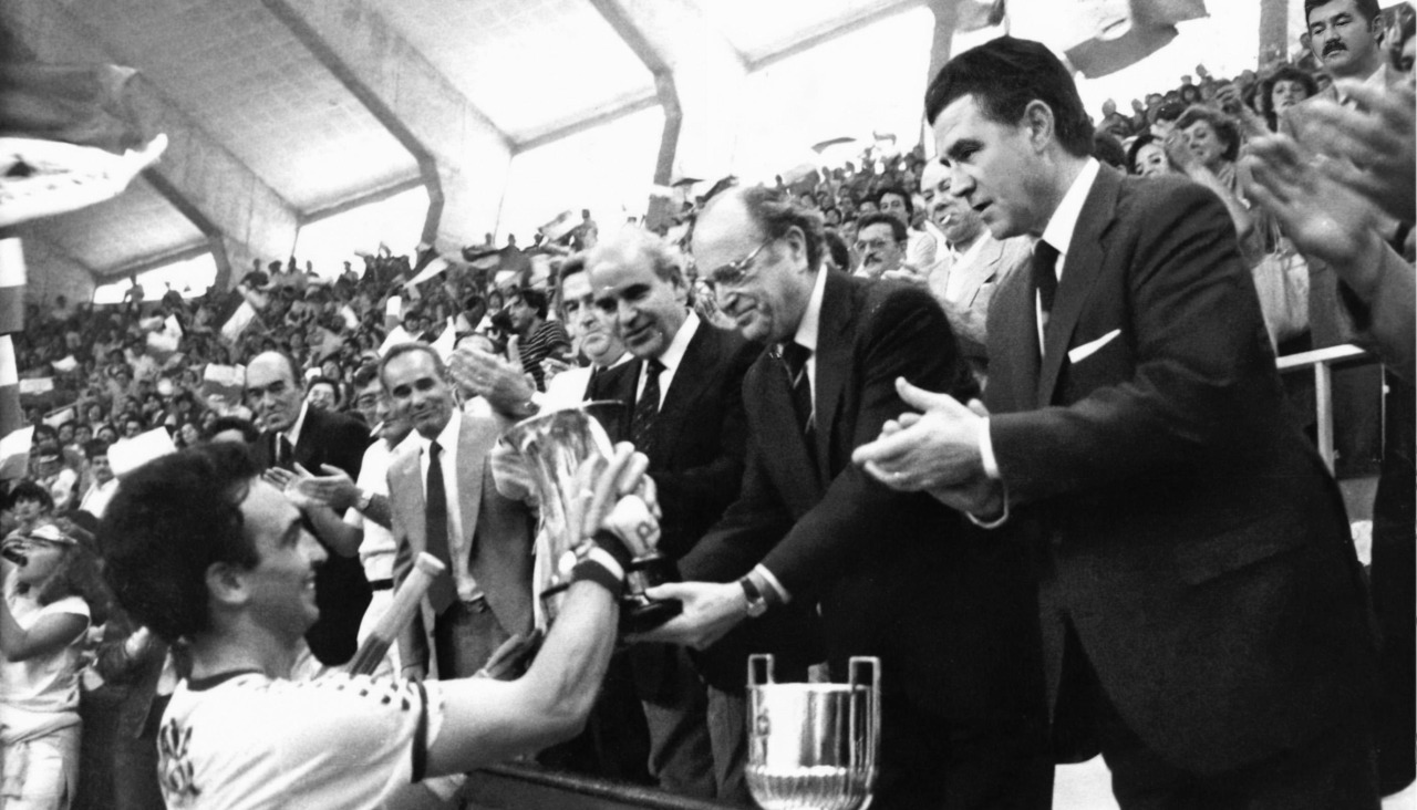 Alberto Areces, capitán del Liceo, levanta la Copa del Rey de 1984 en el Palacio de los Deportes de Riazor