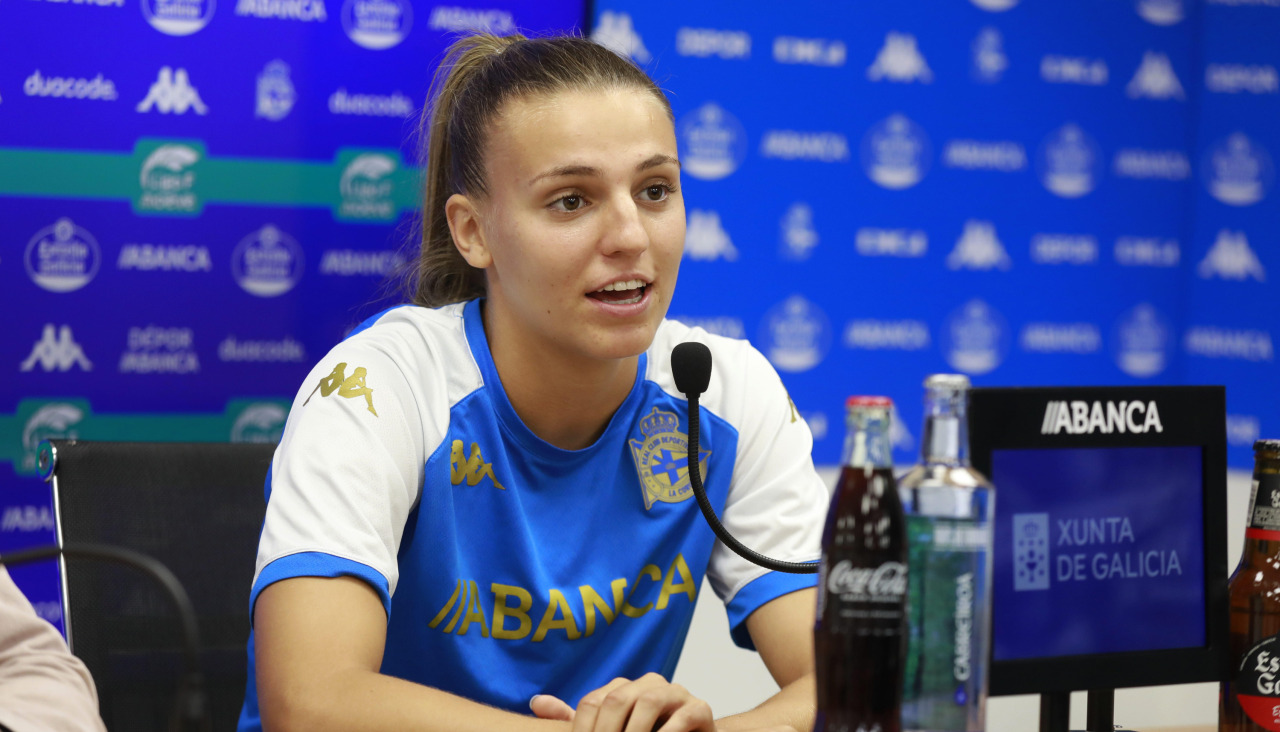Marisa en la sala de prensa de Abegondo