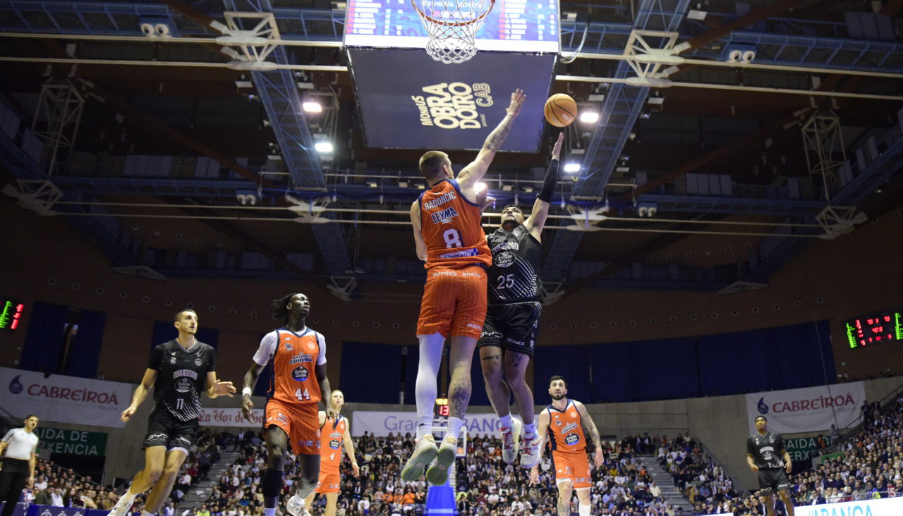 Imagen del partido entre Básquet Coruña y Obradoiro en diciembre de 2025Obradoiro - Leyma Básquet Coruña 103-99