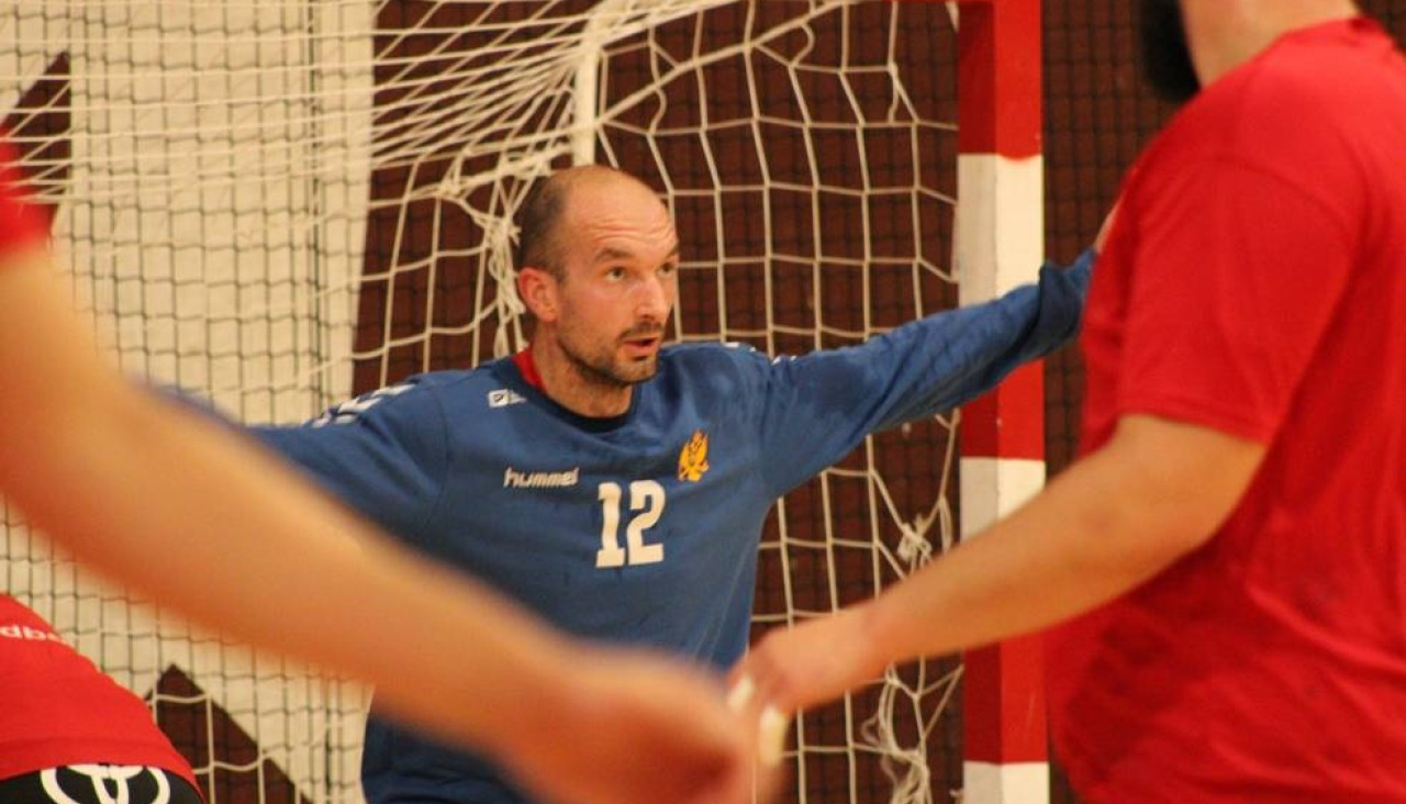 Imagen de archivo de Mile Mijuskovic con la selección de Montenegro