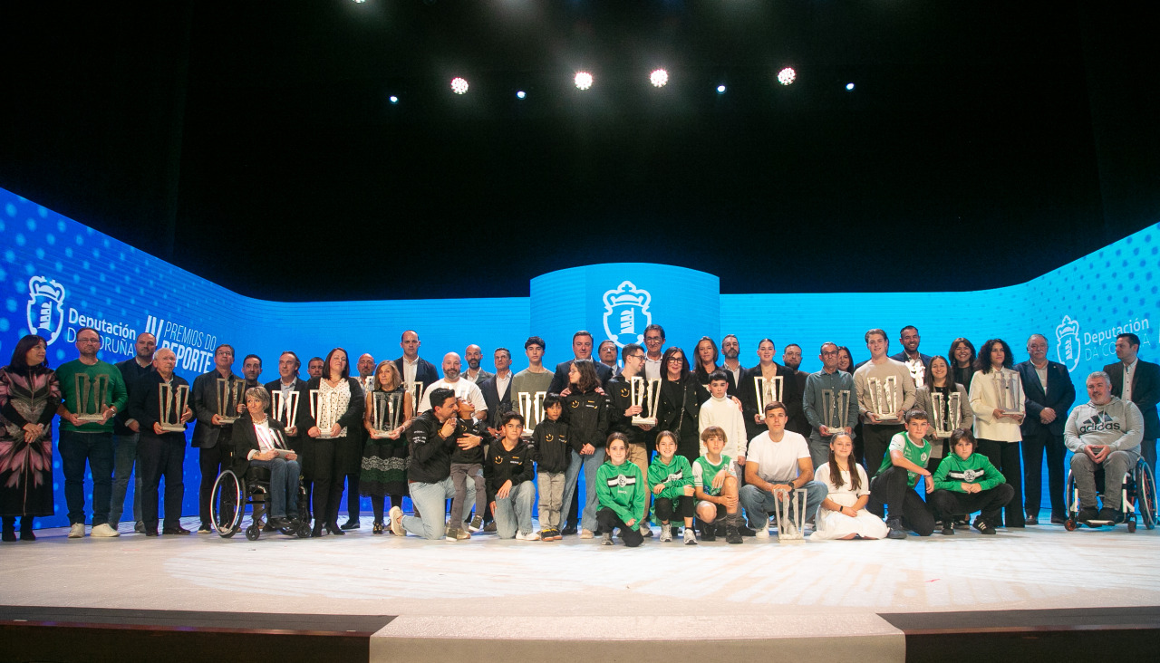 Foto de familia dos premiados na IV Gala do Deporte provincial