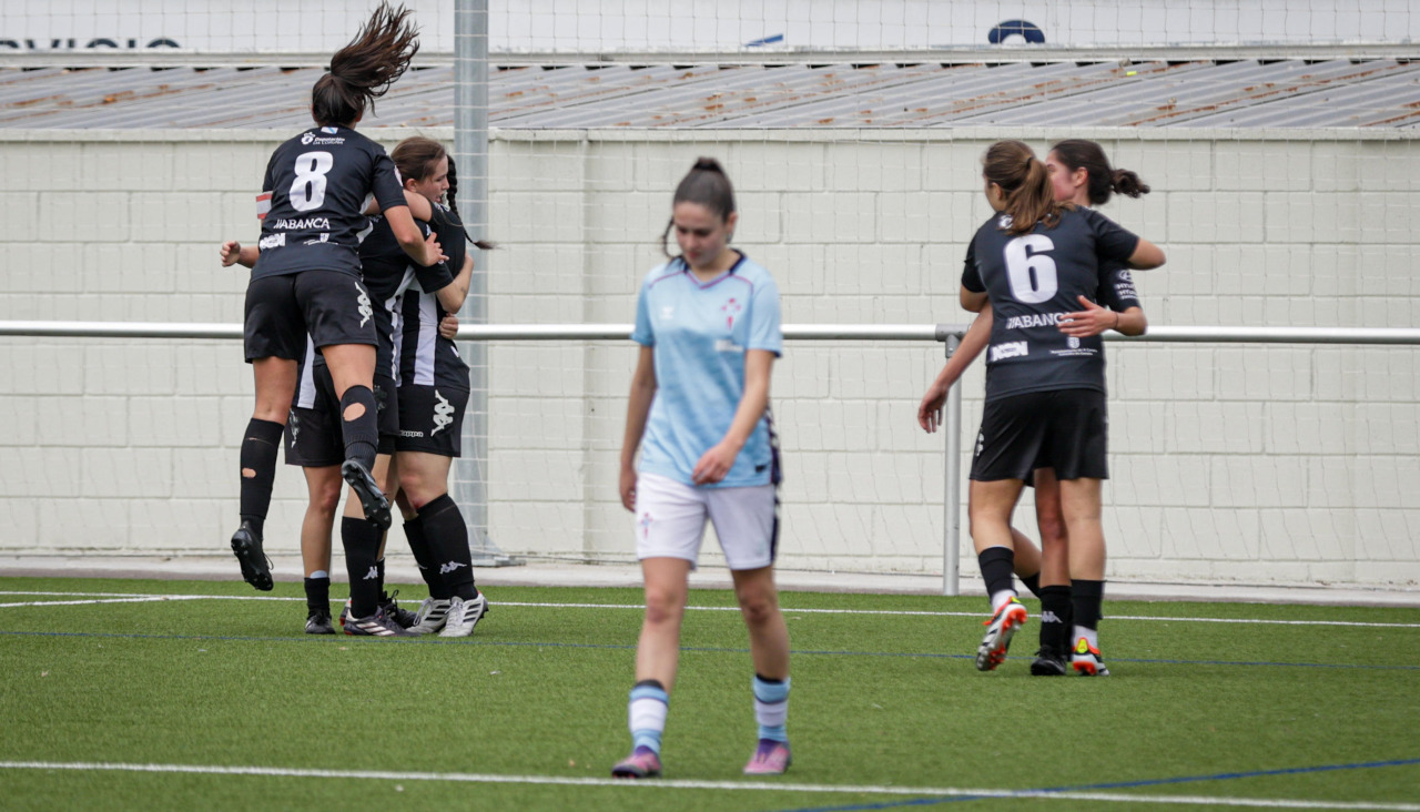 El Victoria celebra un gol contra As Celtas