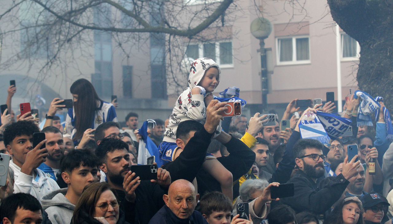 Cientos de aficionados se dieron cita en Riazor para dar ánimos al Dépor a su llegada al estadio antes del partido ante el Zaragoza