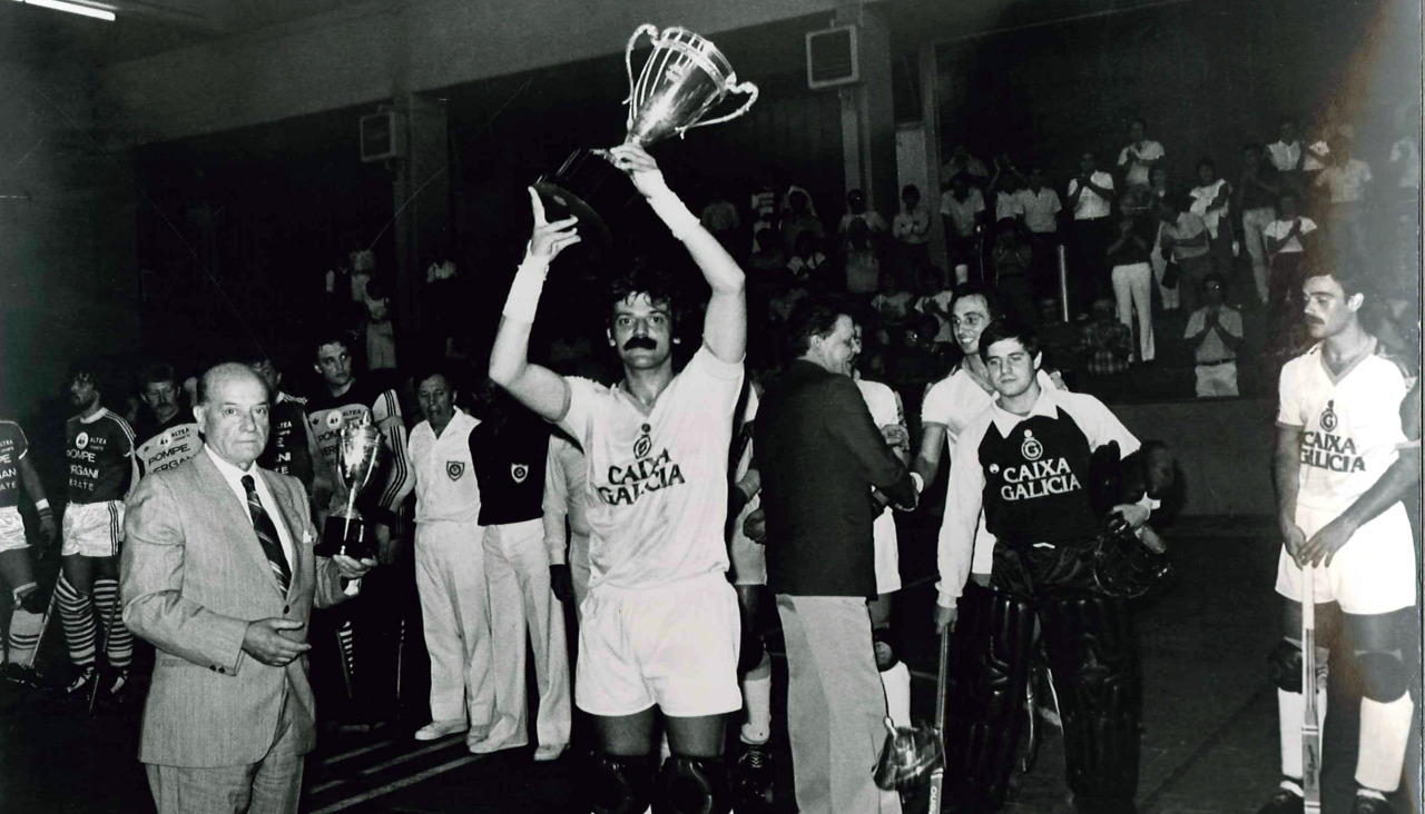 Carlos Gil levanta la Copa CERS conquistada por el Liceo en Monza en 1982