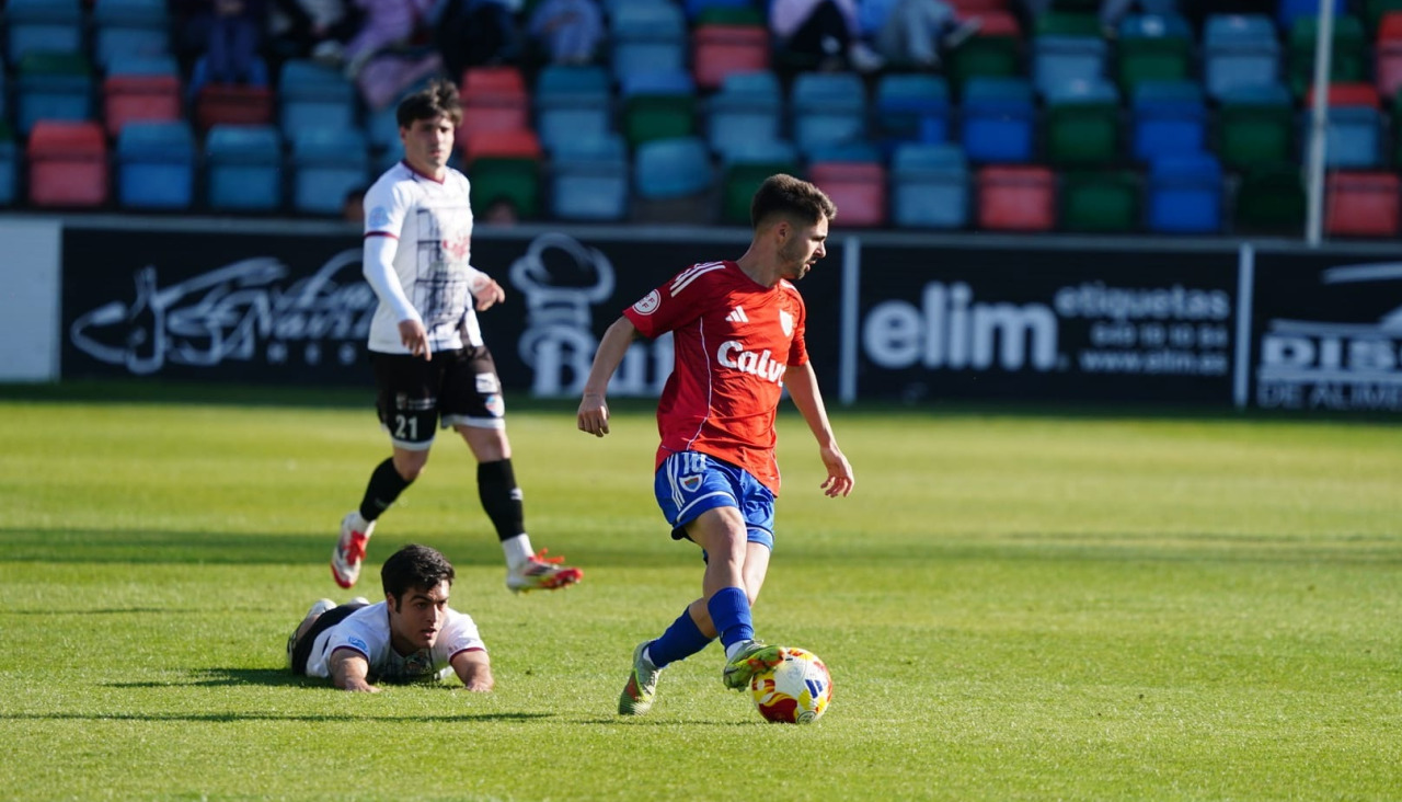 Iago Novo controla el balón durante el Salamanca-Bergantiños