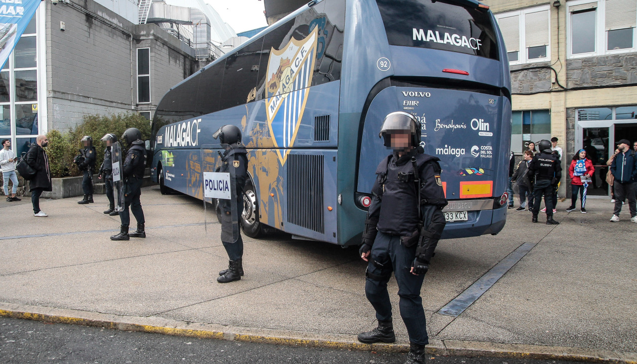 El bus del Málaga, escoltado por la policía durante el Dépor-Málaga del curso 2024-25