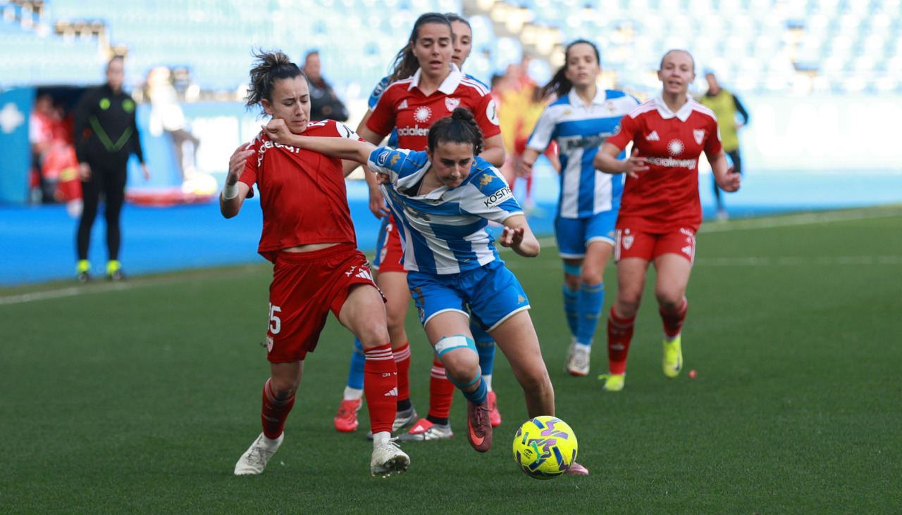 Lucía Rivas trata de dejar atrás a Esther Martín-Pozuelo en el encuentro entre Deportivo y Sevilla
