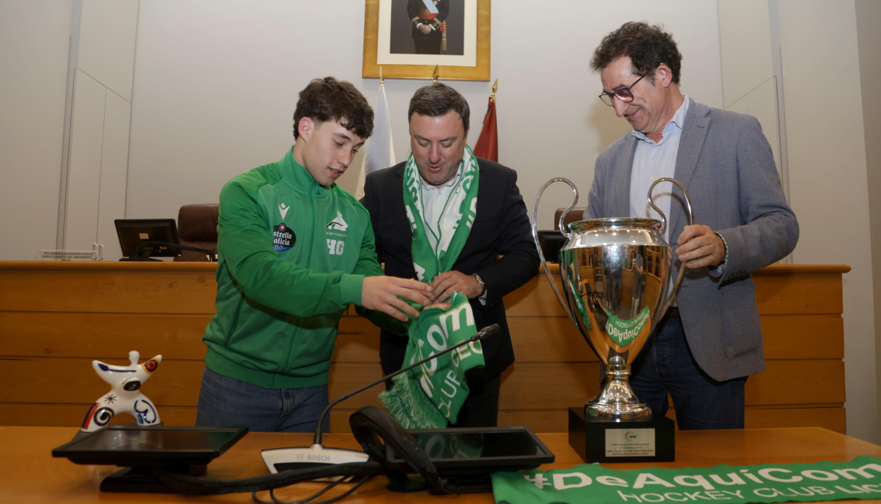 Jacobo Copa entrega la Copa del Rey a Valentín González Formoso y Antonio Leira, presidente y diputado de Deportes de la Deputación de A Coruña