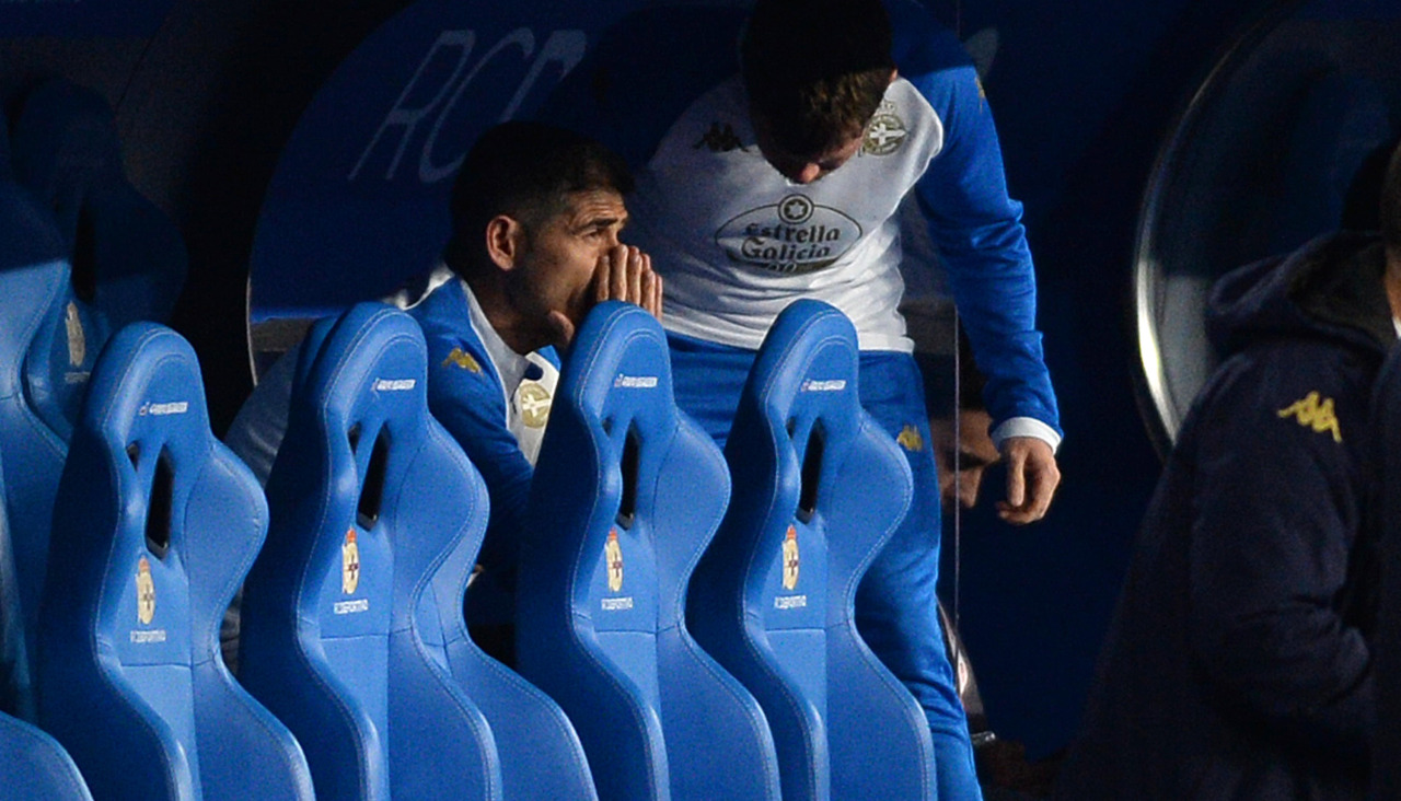 Antonio Hidalgo junto a su segundo, Ignasi Salafranca, durante el partido contra el Zaragoza del pasado sábado en Riazor
