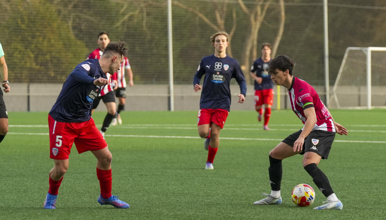 Manu Berrocal encara a un rival durante el partido contra el Lugo B en Ponte dos Brozos