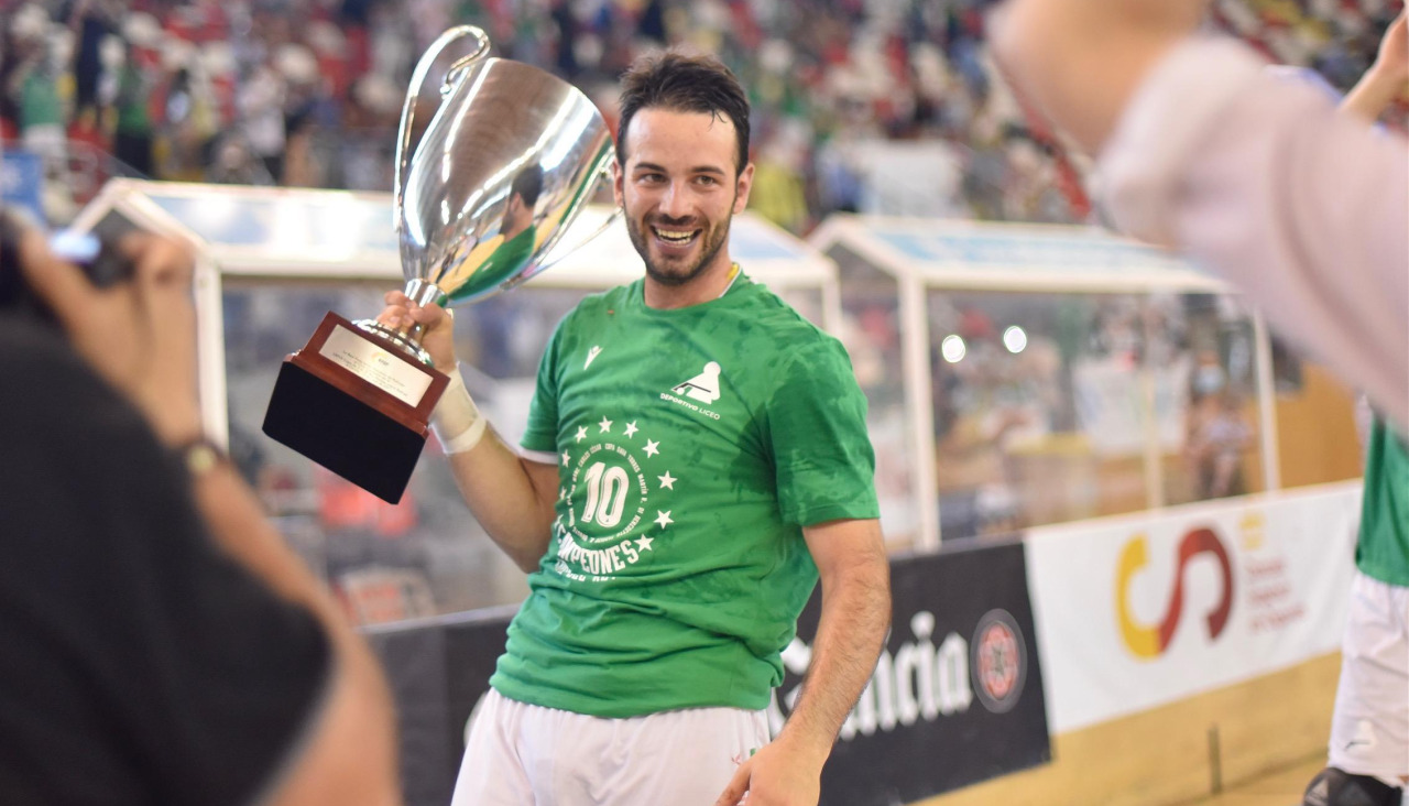 Dava Torres con la décima Copa del Rey del Liceo, en 2021