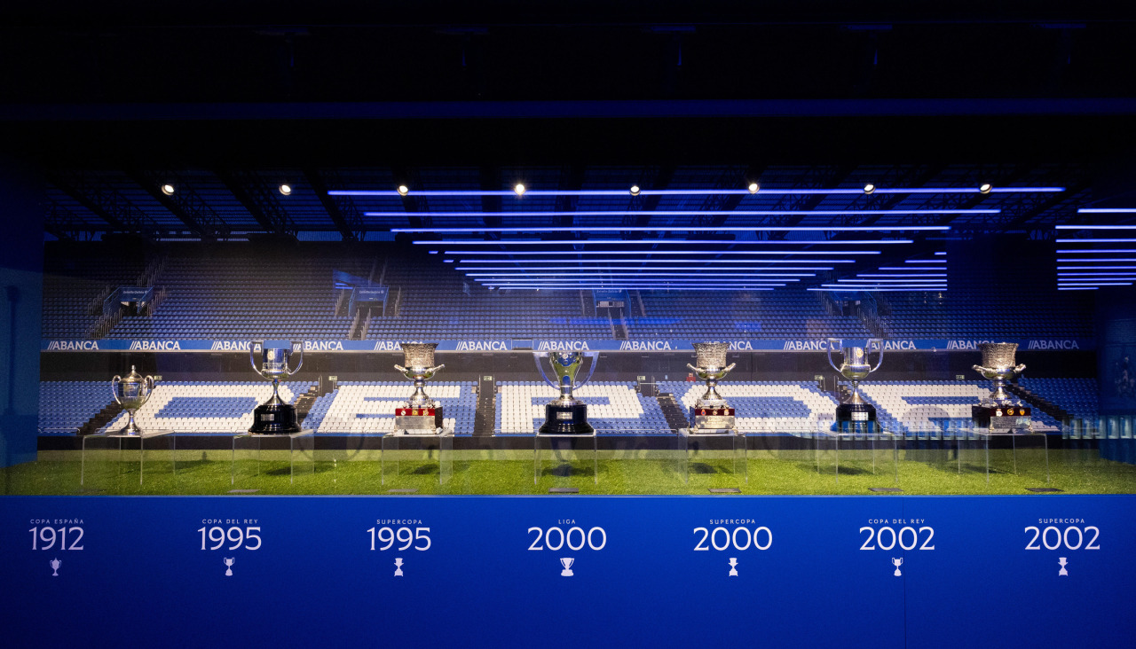 Los siete títulos oficiales del Deportivo en la vitrina que ocupan en el museo del club