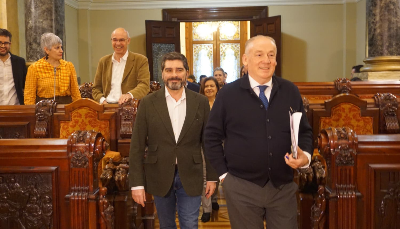 Miguel Lorenzo entra en el salón de plenos este viernes