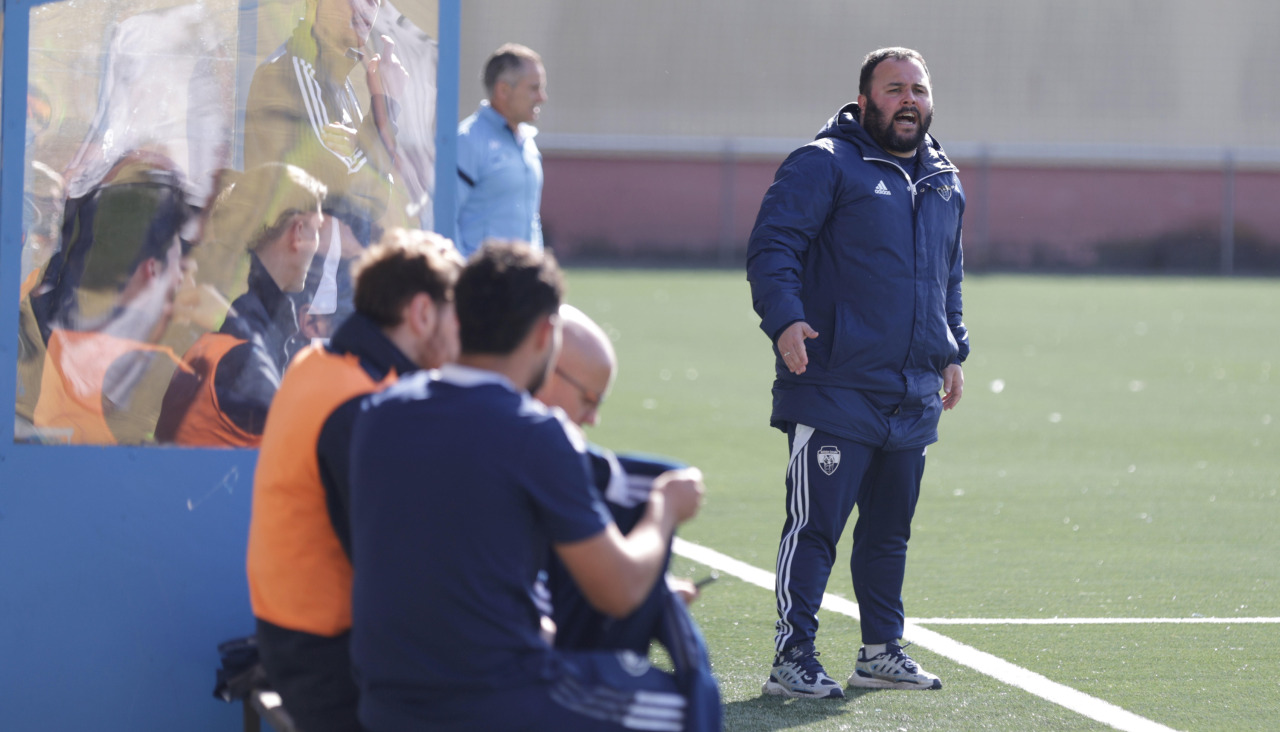 Jairo Arias, técnico del Montañeros, ante el Viveiro